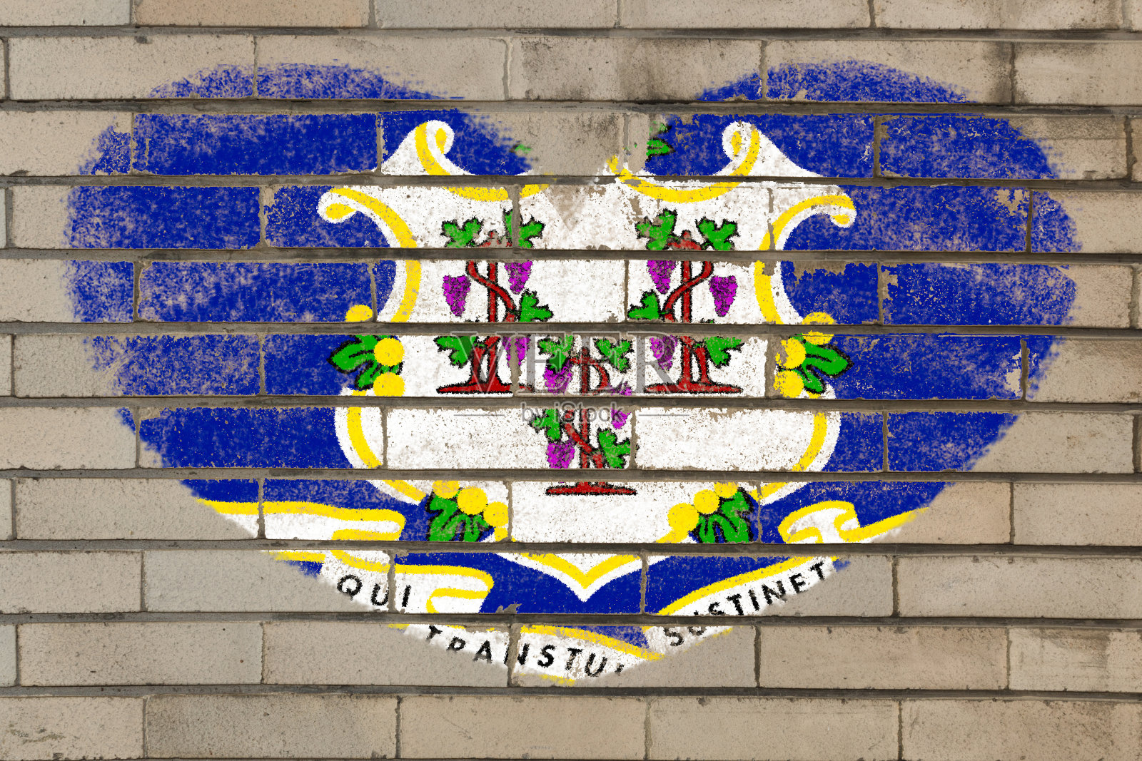 康乃迪克州的心形国旗挂在砖墙上照片摄影图片