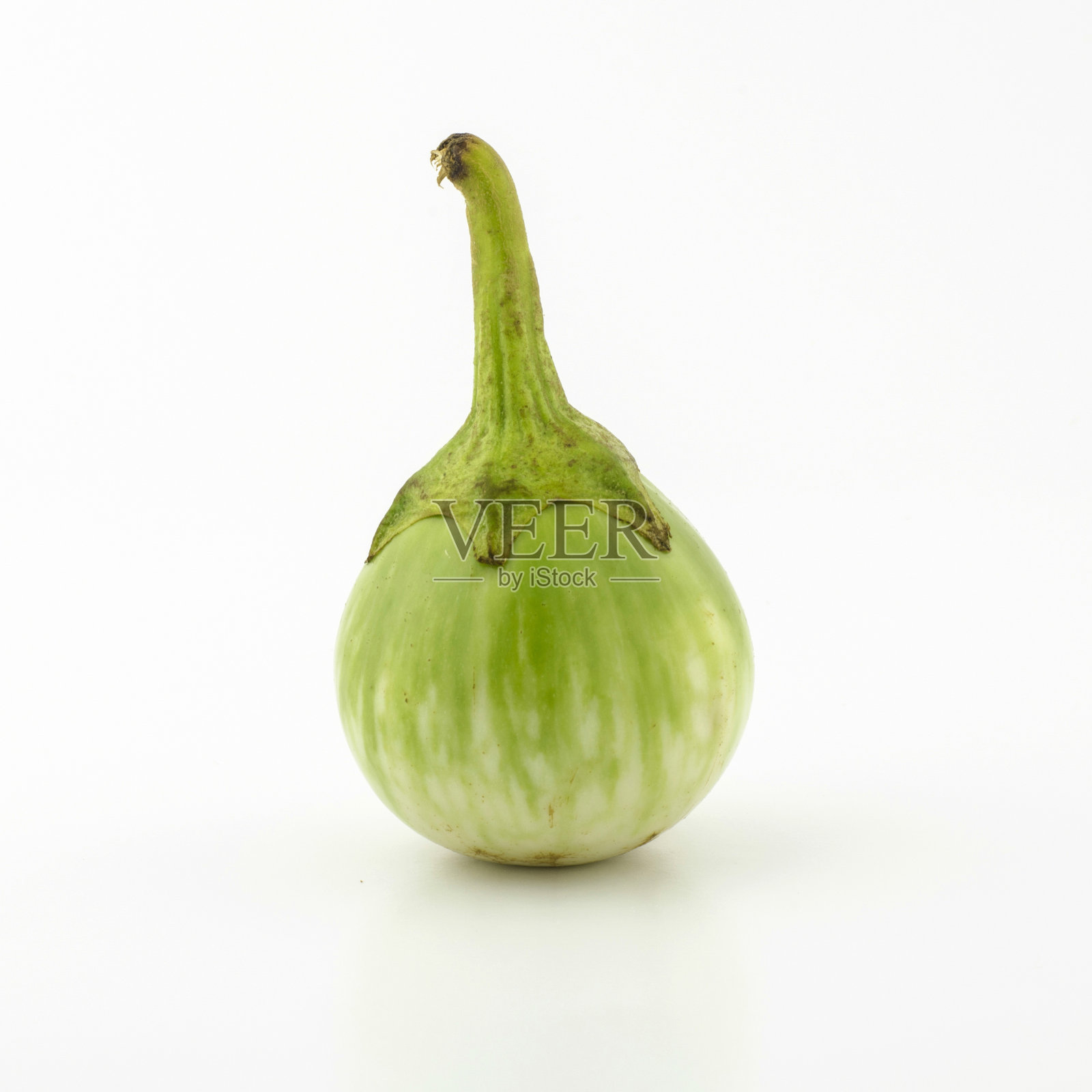 在白色背景上分离的茄子照片摄影图片