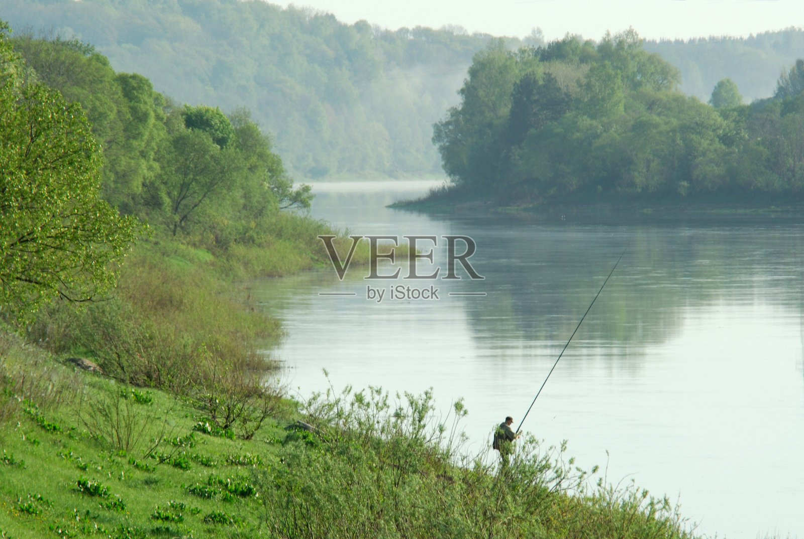 早上在河边钓鱼照片摄影图片