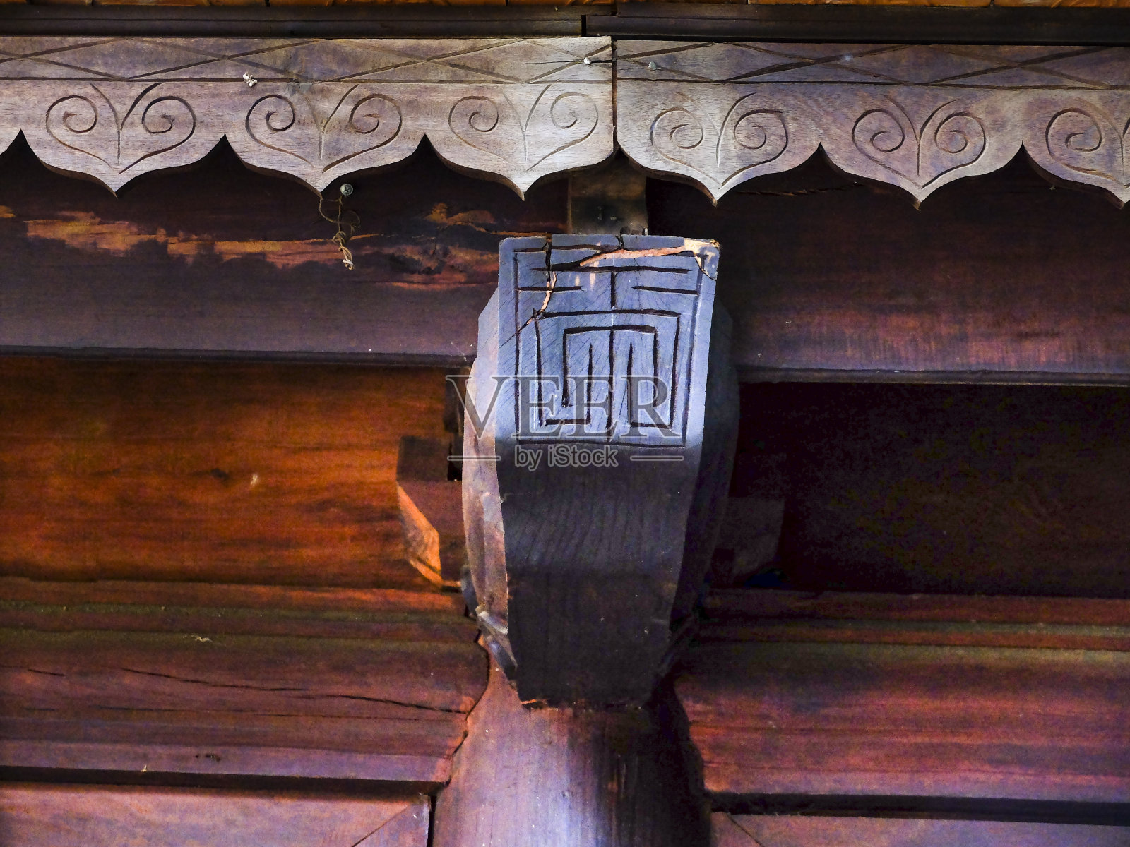 老房子传统风格屋顶的木椽。照片摄影图片