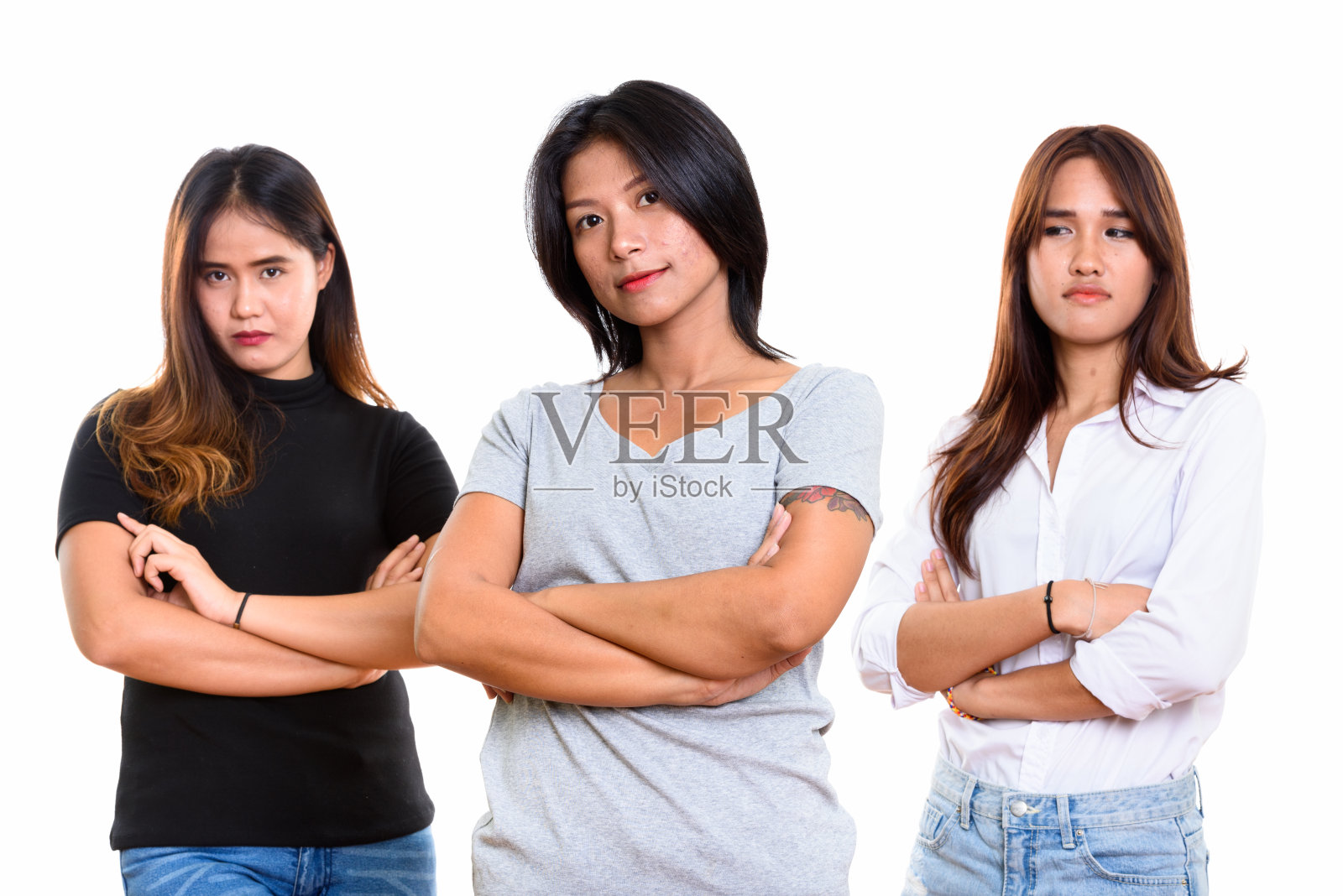 工作室拍摄的三个年轻的亚洲女性朋友抱着双臂照片摄影图片