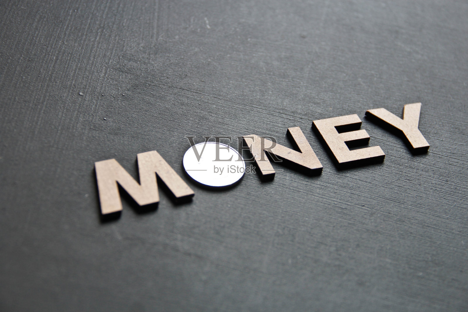 银色硬币在黑板上照片摄影图片