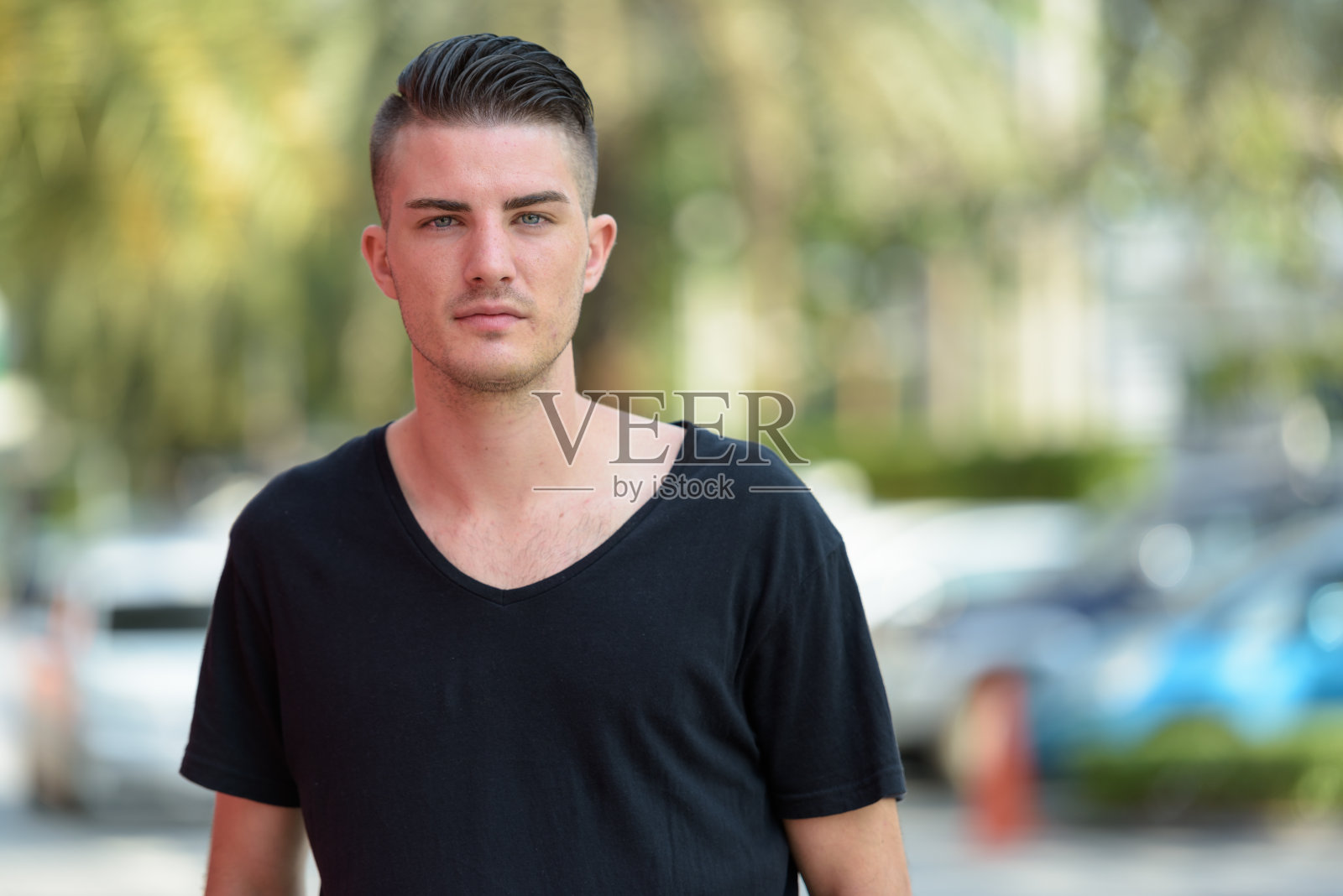 年轻英俊的男人站在停车场照片摄影图片