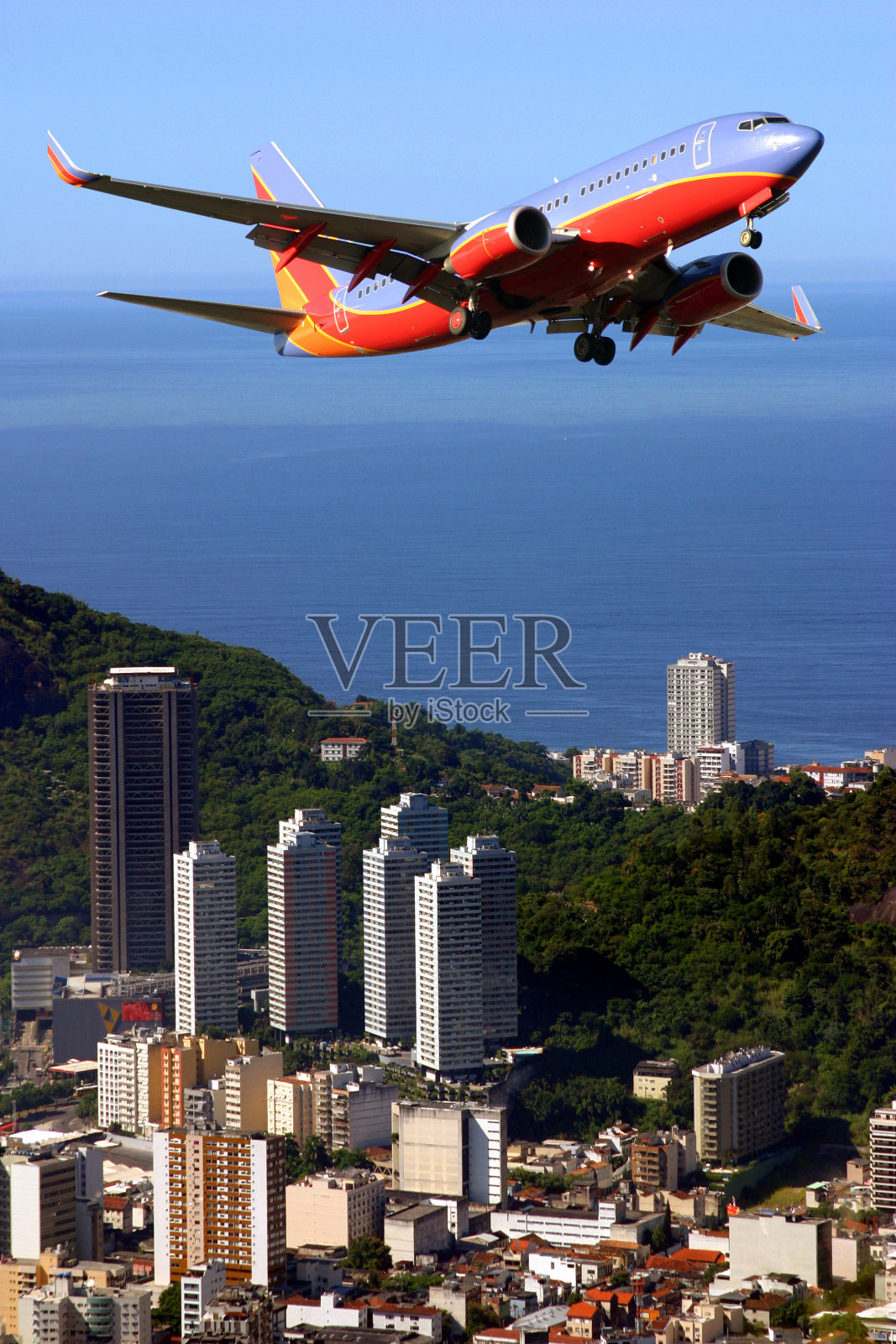 巴西伊帕内玛海滩上空的飞机照片摄影图片