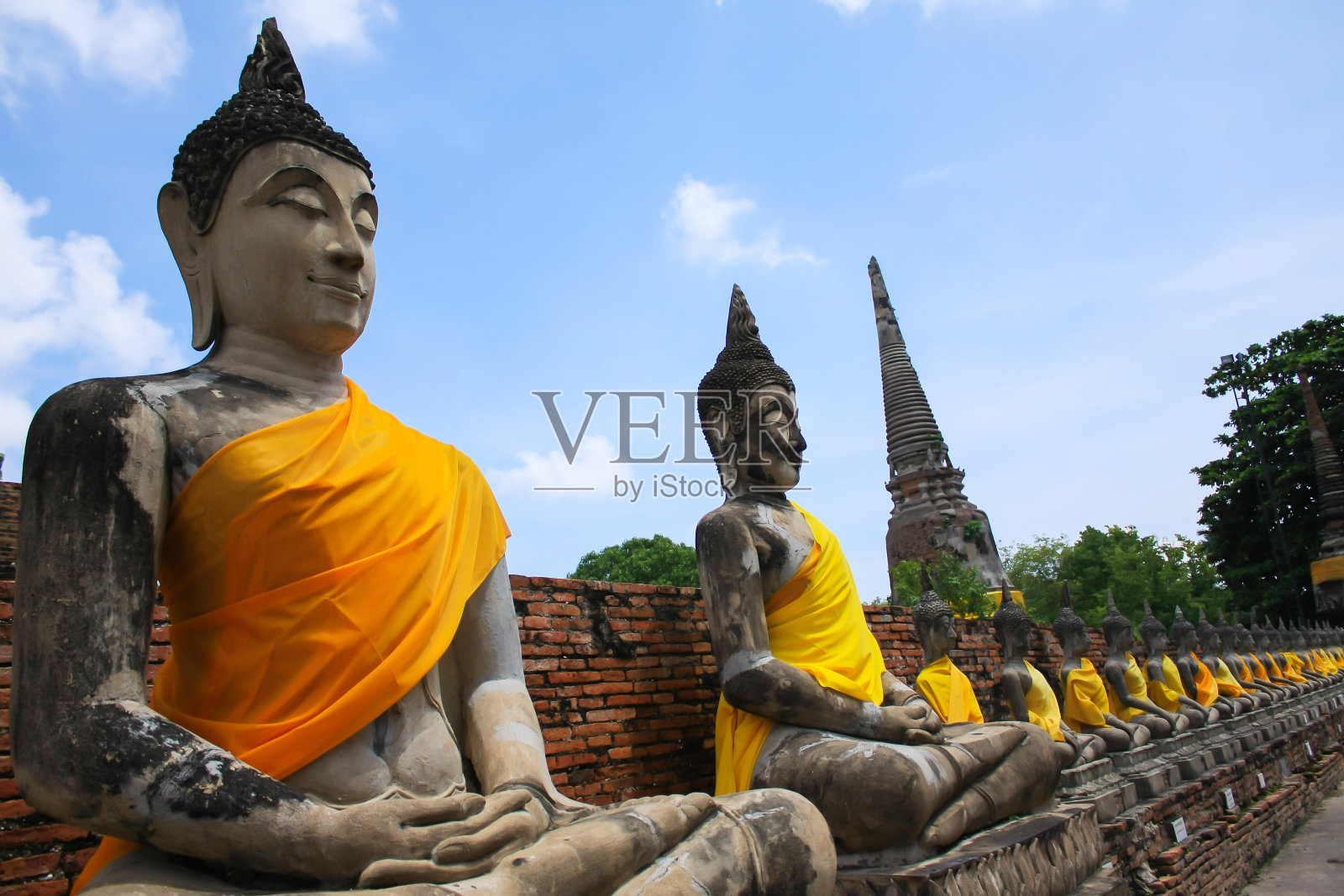 Yai Chai Mongkhon寺内的佛像照片摄影图片