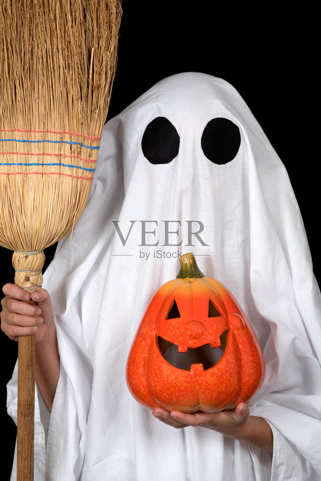 鬼孩子拿着万圣节南瓜照片摄影图片