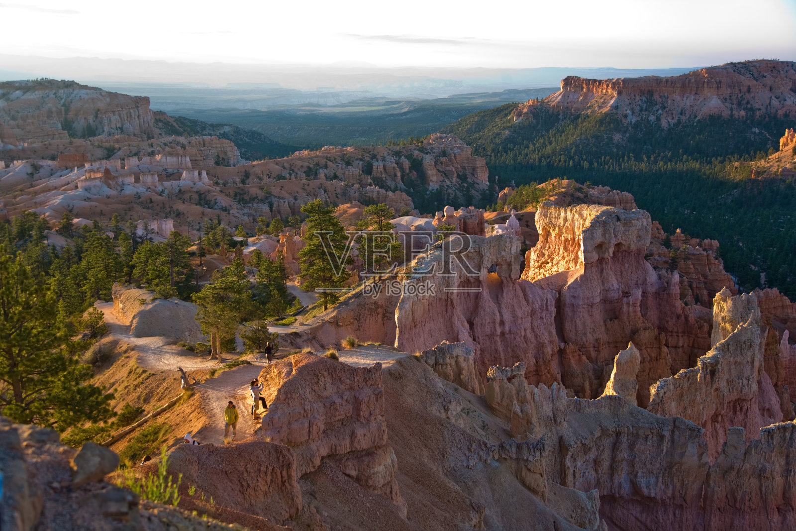 布莱斯峡谷景色优美，有壮观的石头形成照片摄影图片