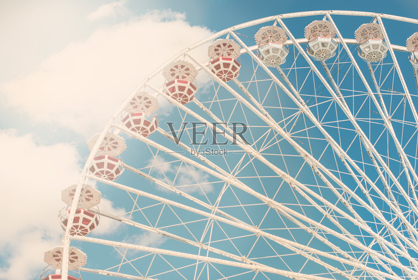 摩天轮映衬着蓝天色调的照片照片摄影图片