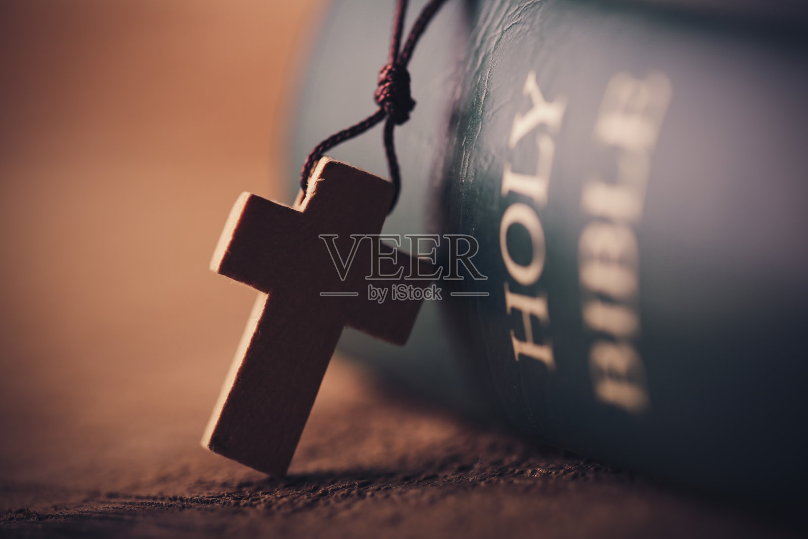 十字架和圣经在旧木桌上的特写镜头照片摄影图片
