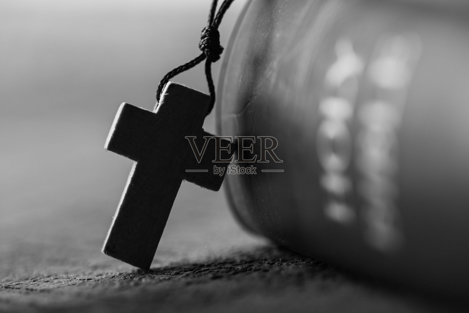 十字架和圣经在旧木桌上的特写镜头照片摄影图片