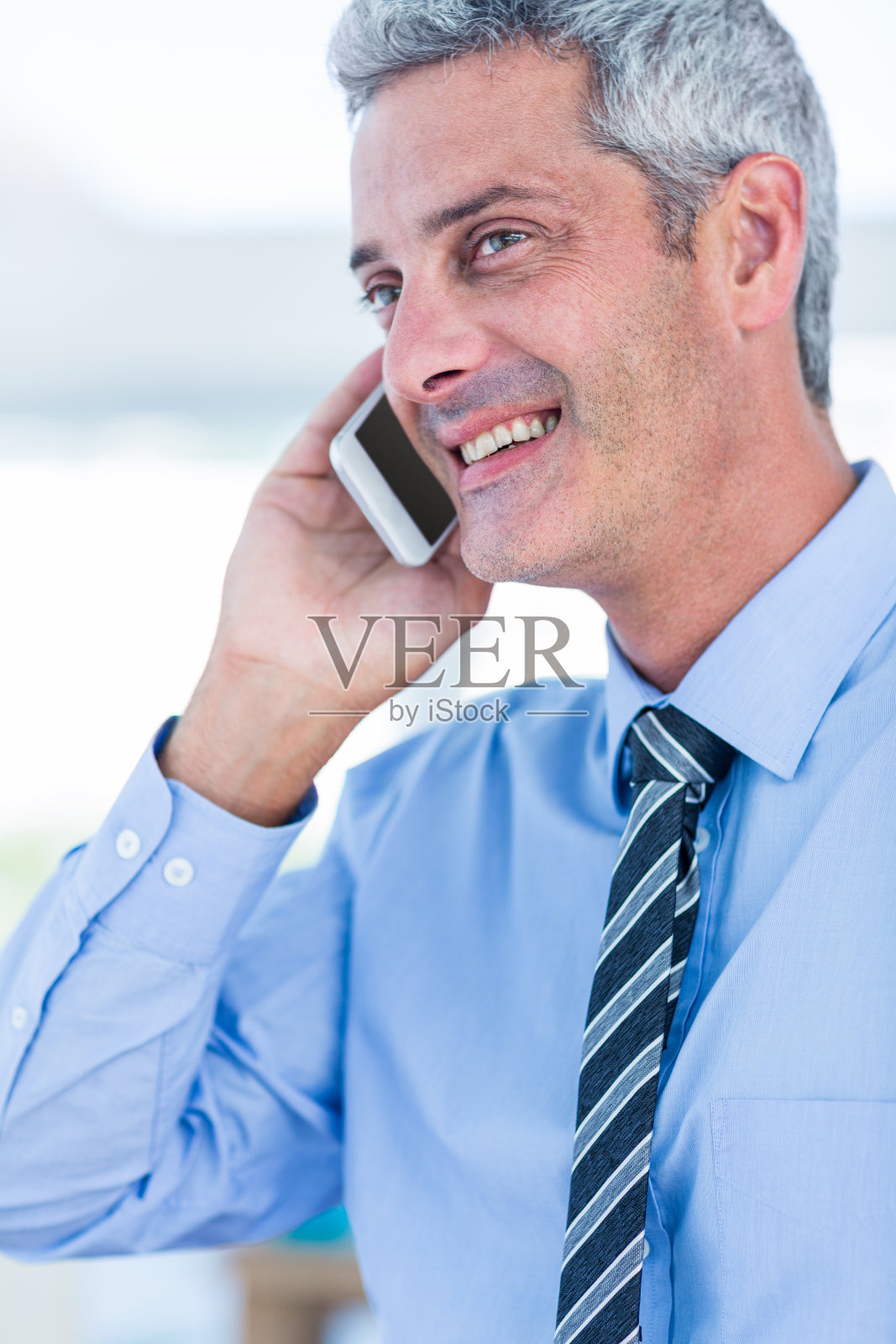 快乐的商人正在打电话照片摄影图片