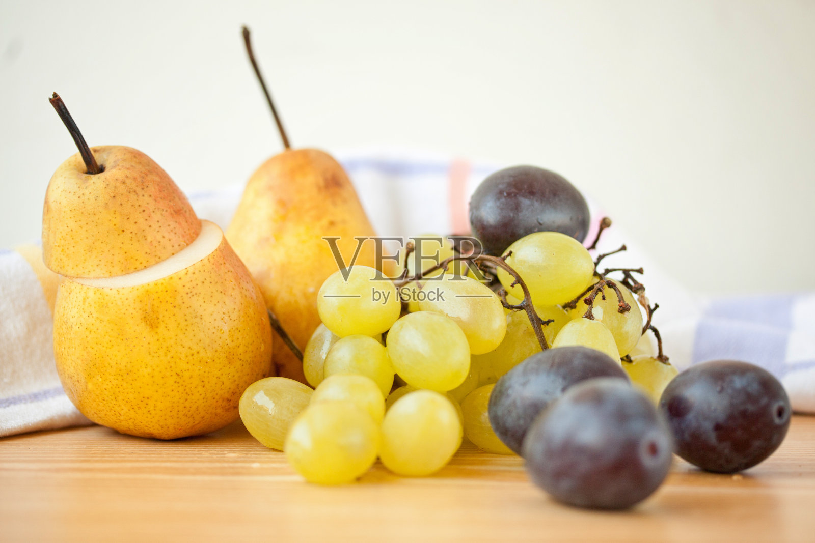 梨、梅、葡萄等新鲜水果健康饮食食品照片摄影图片