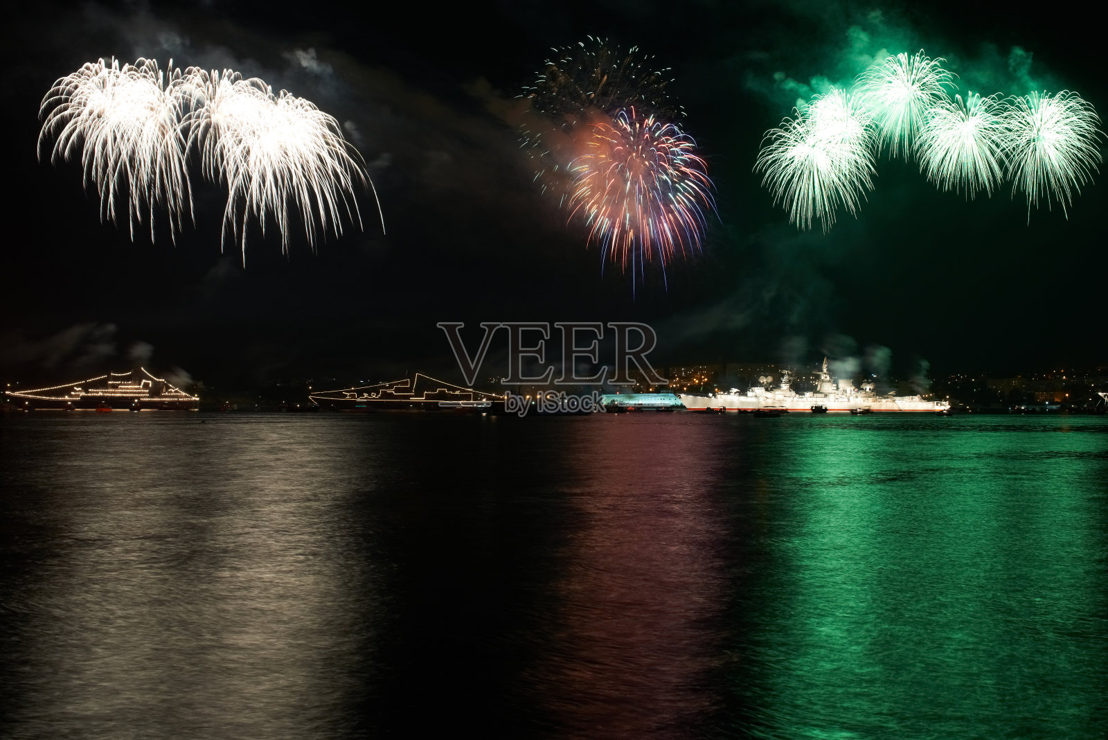 五彩缤纷的烟火照片摄影图片