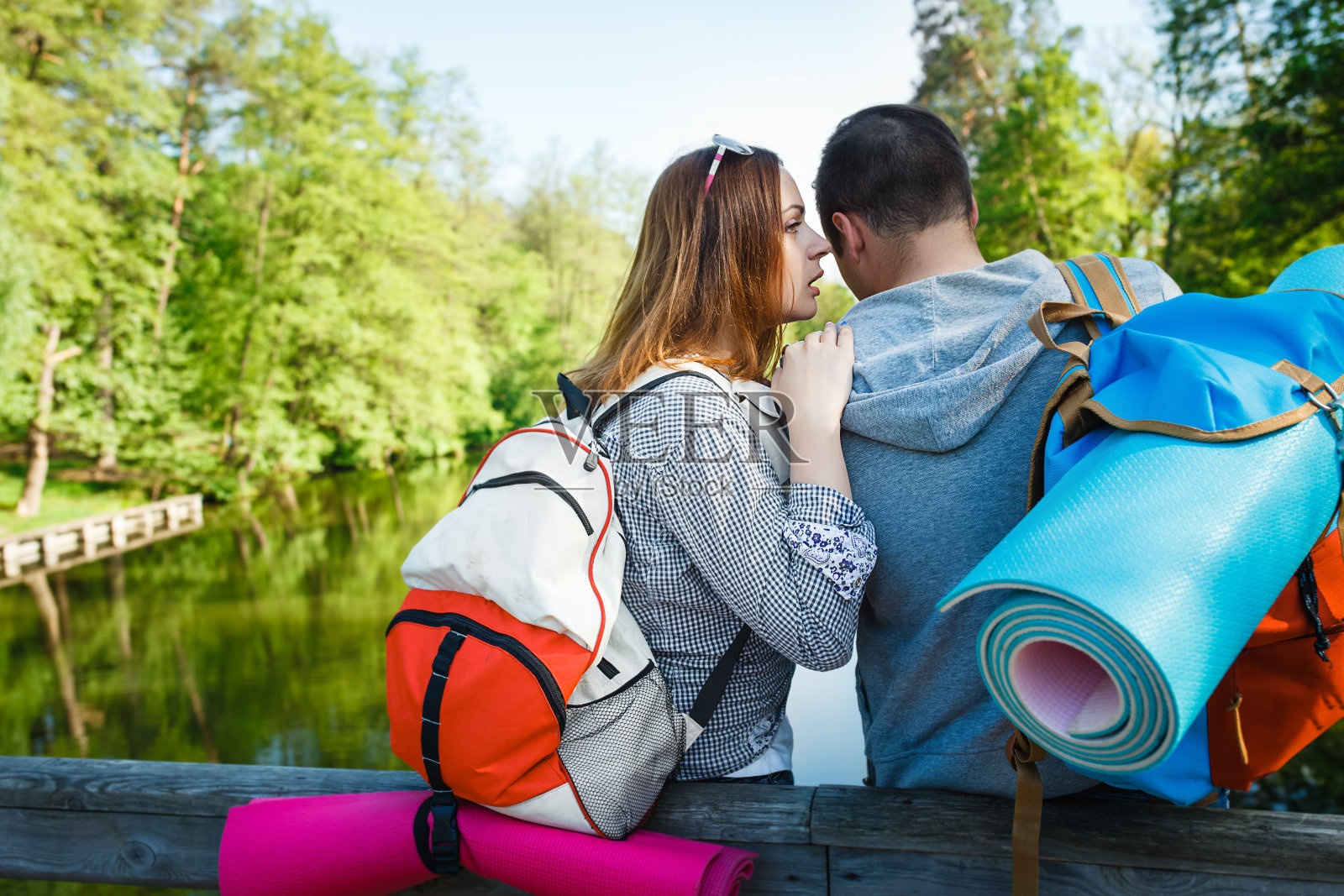 夫妇去远足，森林，娱乐照片摄影图片