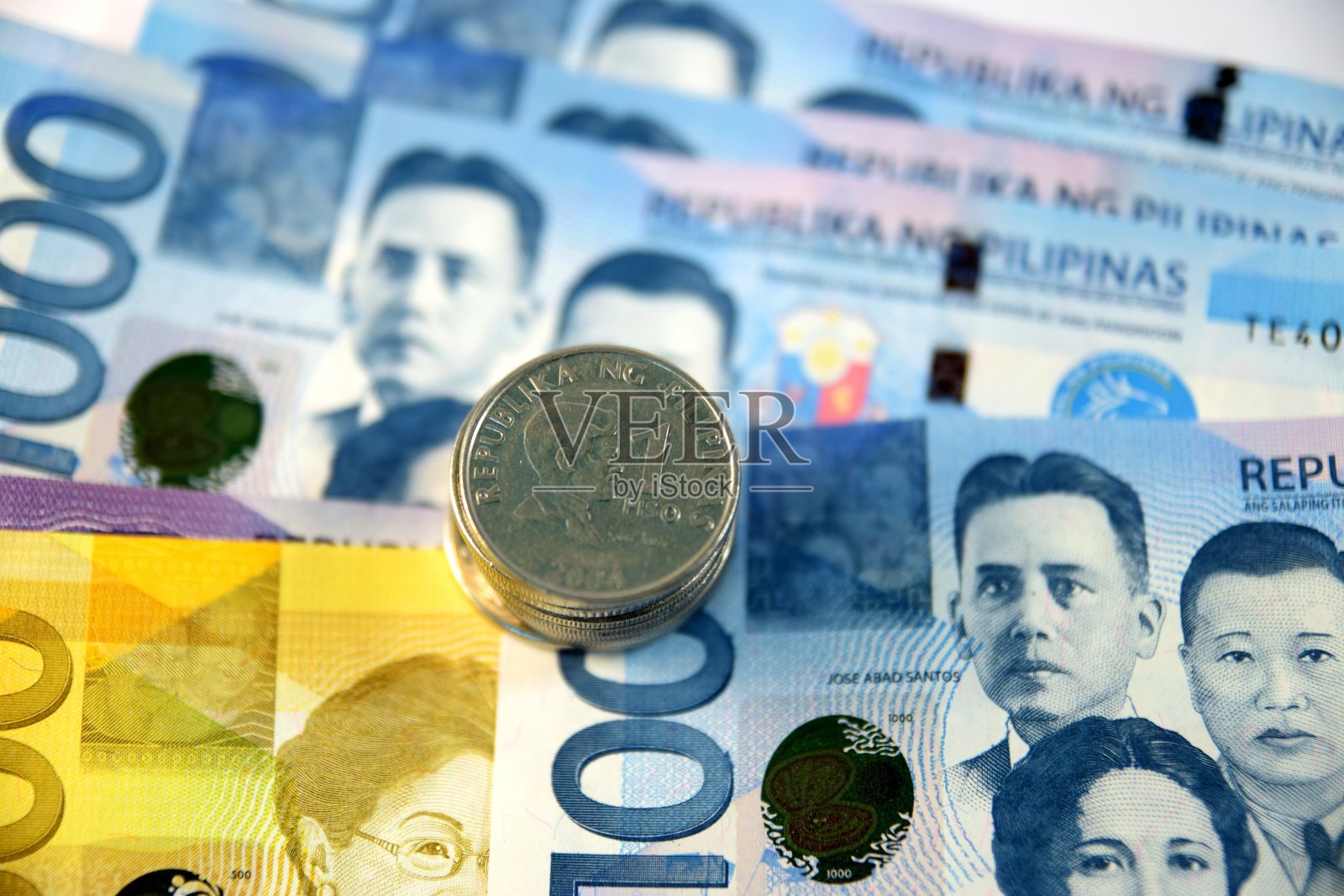 接近各种货币的纸币和硬币，不同的国家照片摄影图片