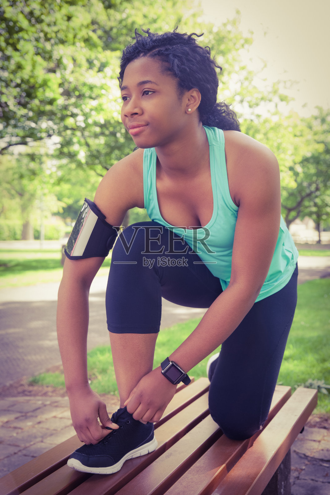 健康的女人正在系鞋带照片摄影图片