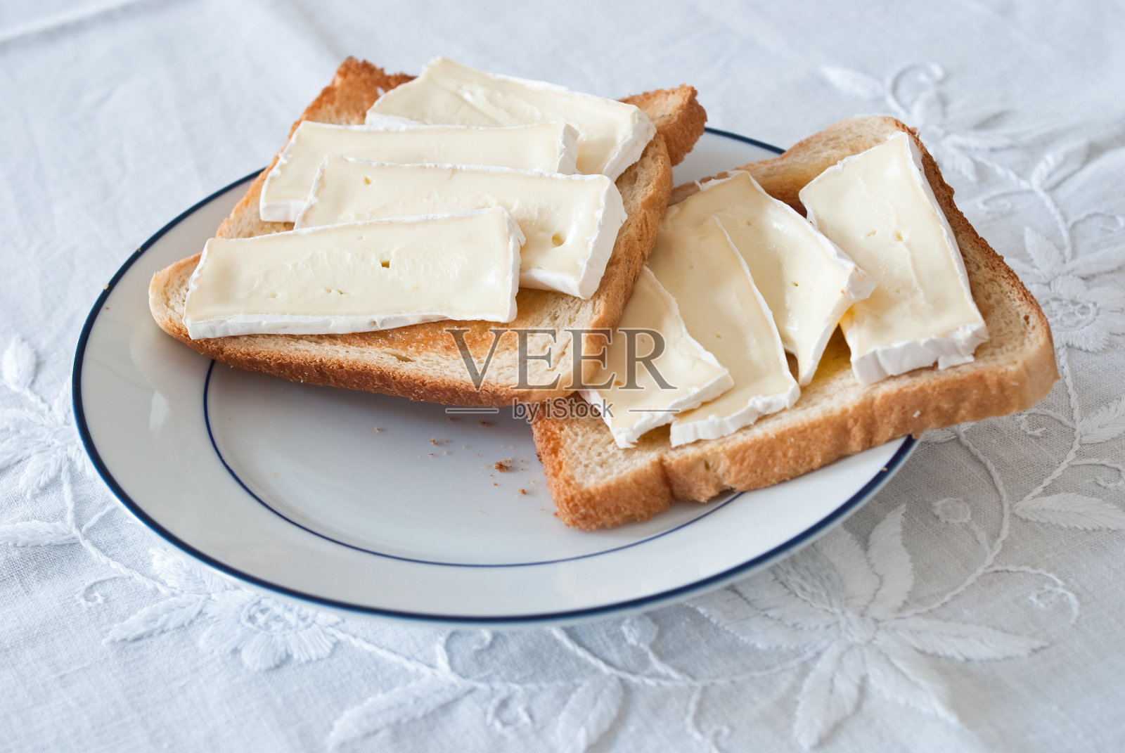 烤面包加camambert奶酪照片摄影图片