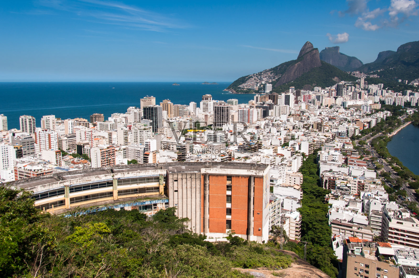 伊帕内马，勒布隆和里约热内卢的群山照片摄影图片