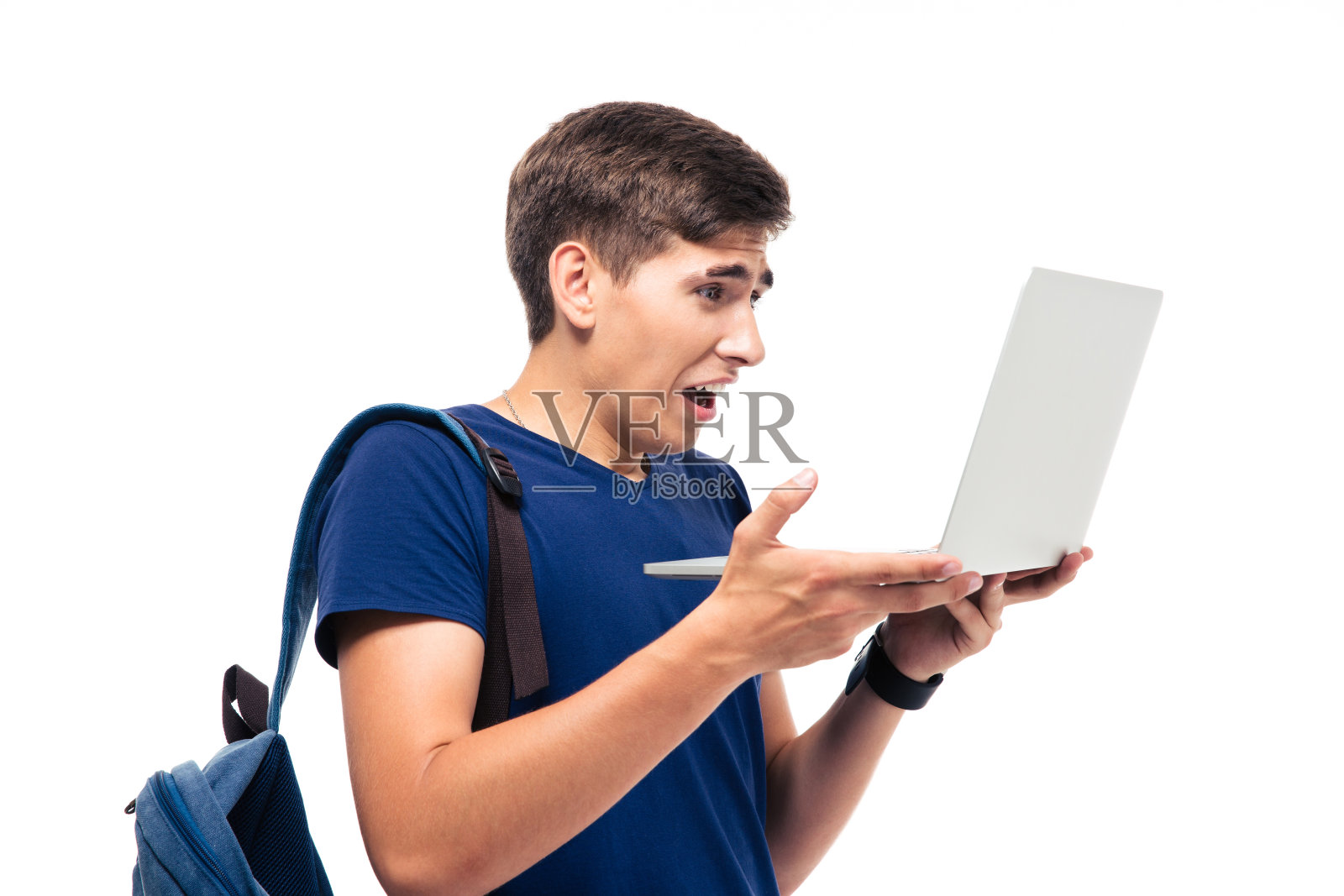 带着厌恶情绪拿着笔记本电脑的男同学照片摄影图片