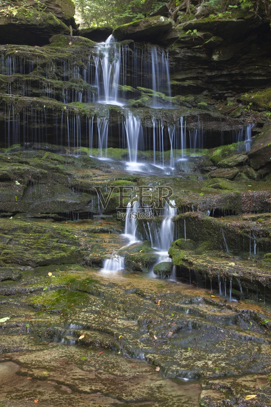 层叠苔藓绿色荒野瀑布照片摄影图片