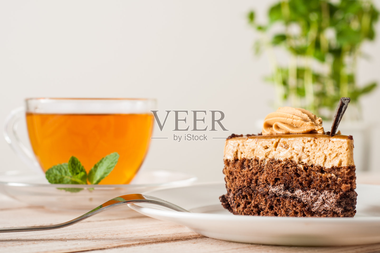 甜蛋糕和一杯茶放在木桌上照片摄影图片