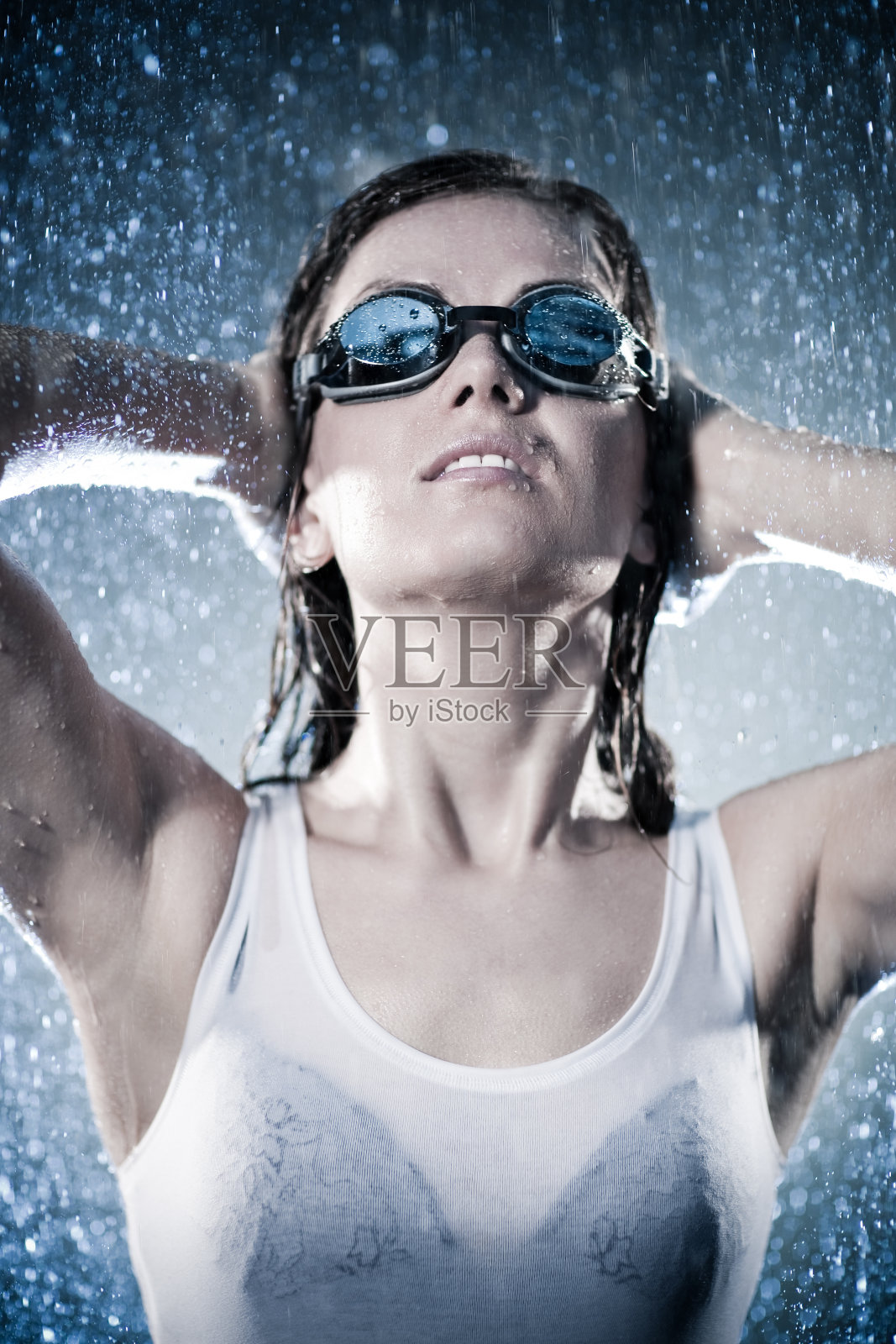 年轻女子游泳运动员照片摄影图片