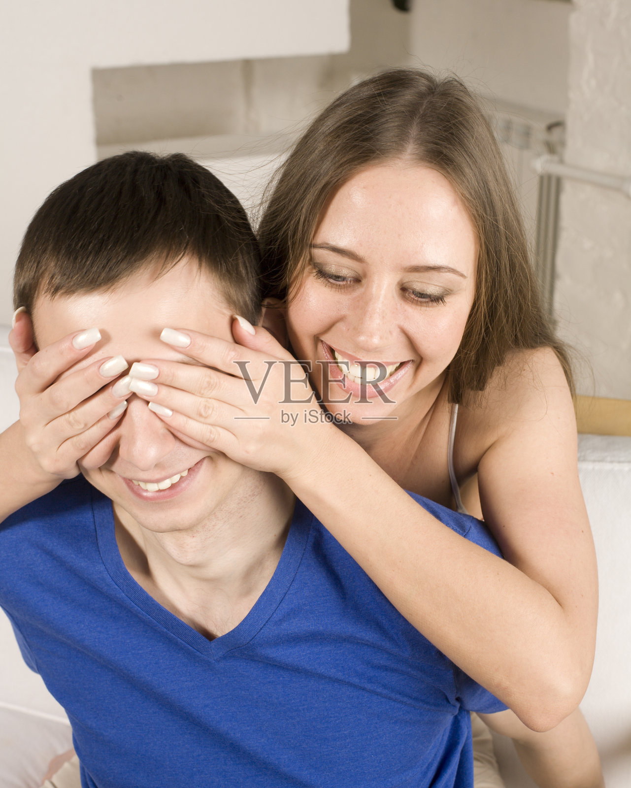 一对年轻漂亮的夫妇的肖像。男人和女人拥抱照片摄影图片