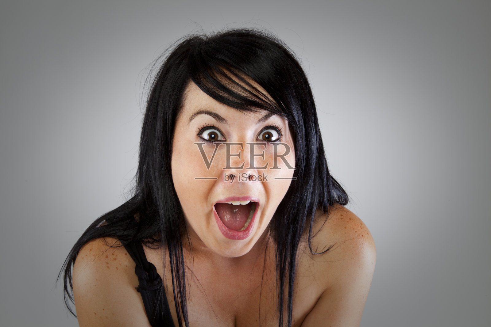 年轻女孩脸上带着惊讶的表情照片摄影图片