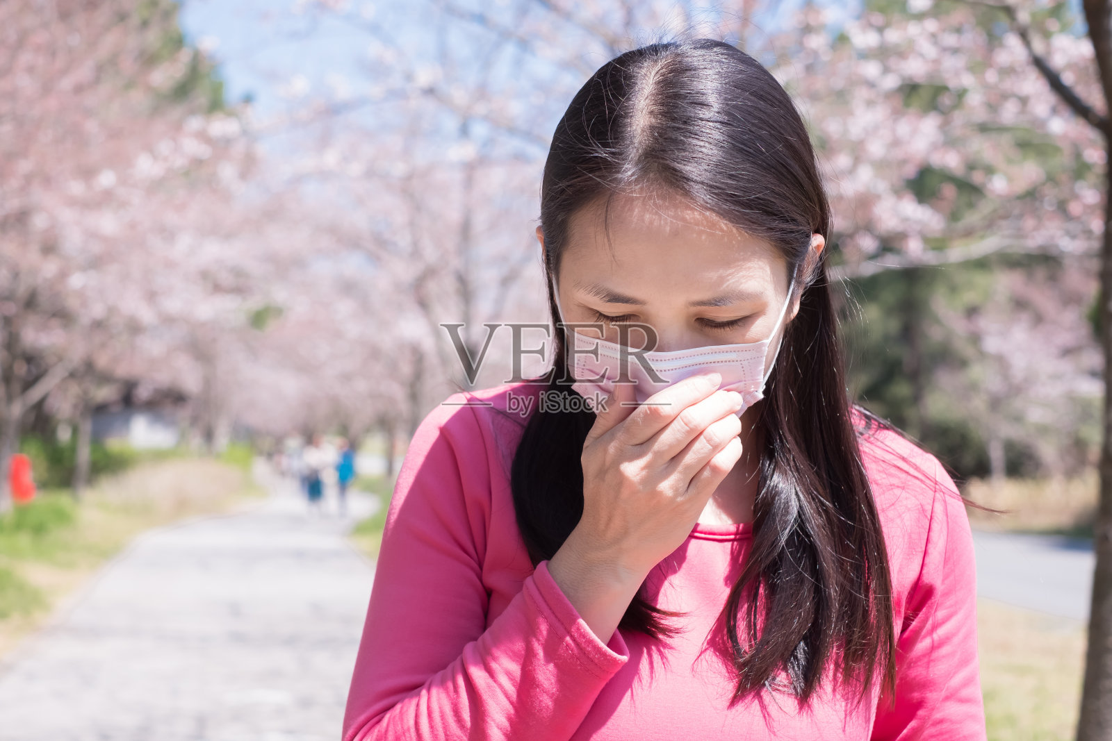 患有花粉病的妇女照片摄影图片