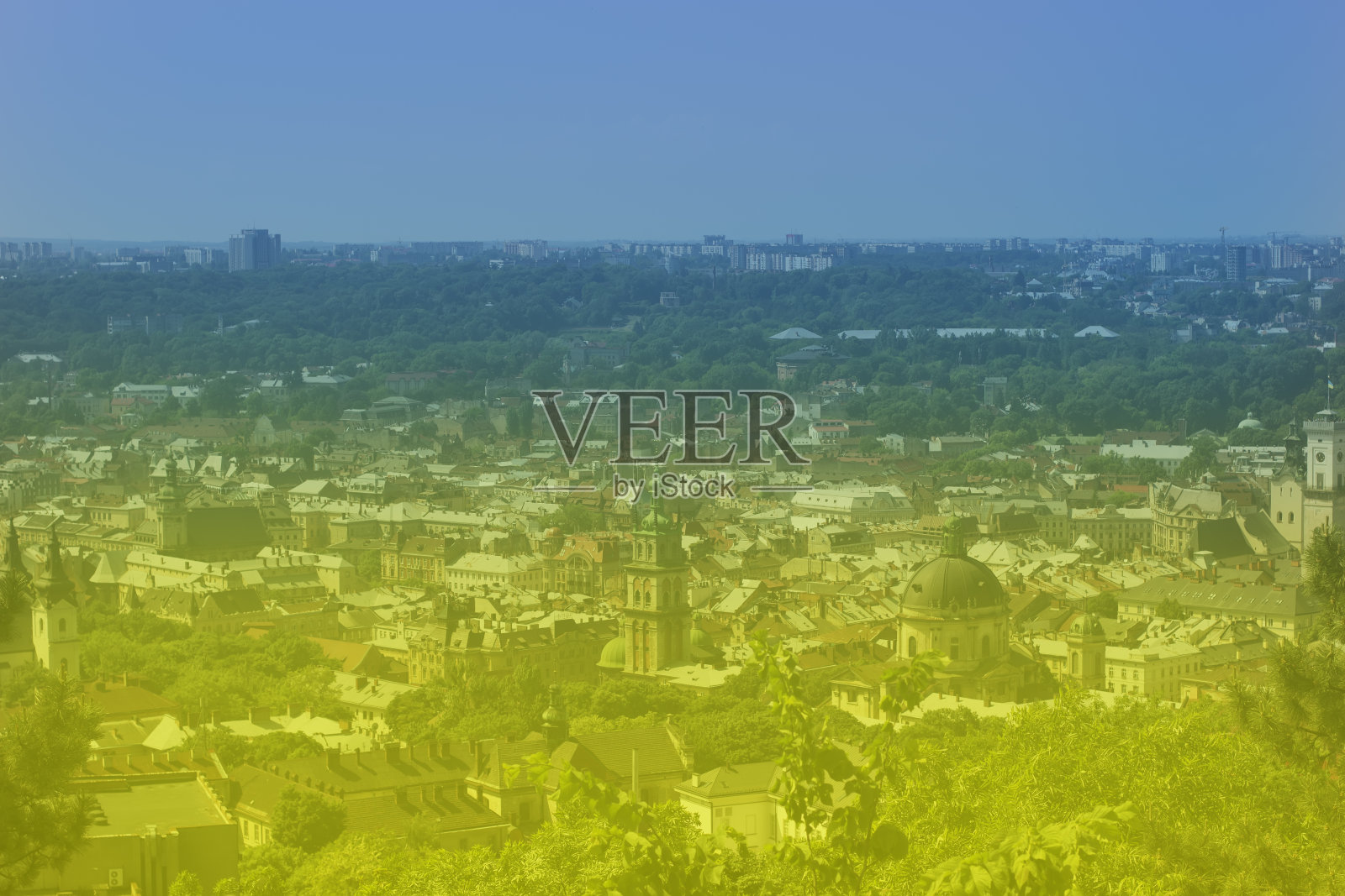 利沃夫的观点。乌克兰国旗的蓝黄颜色照片摄影图片