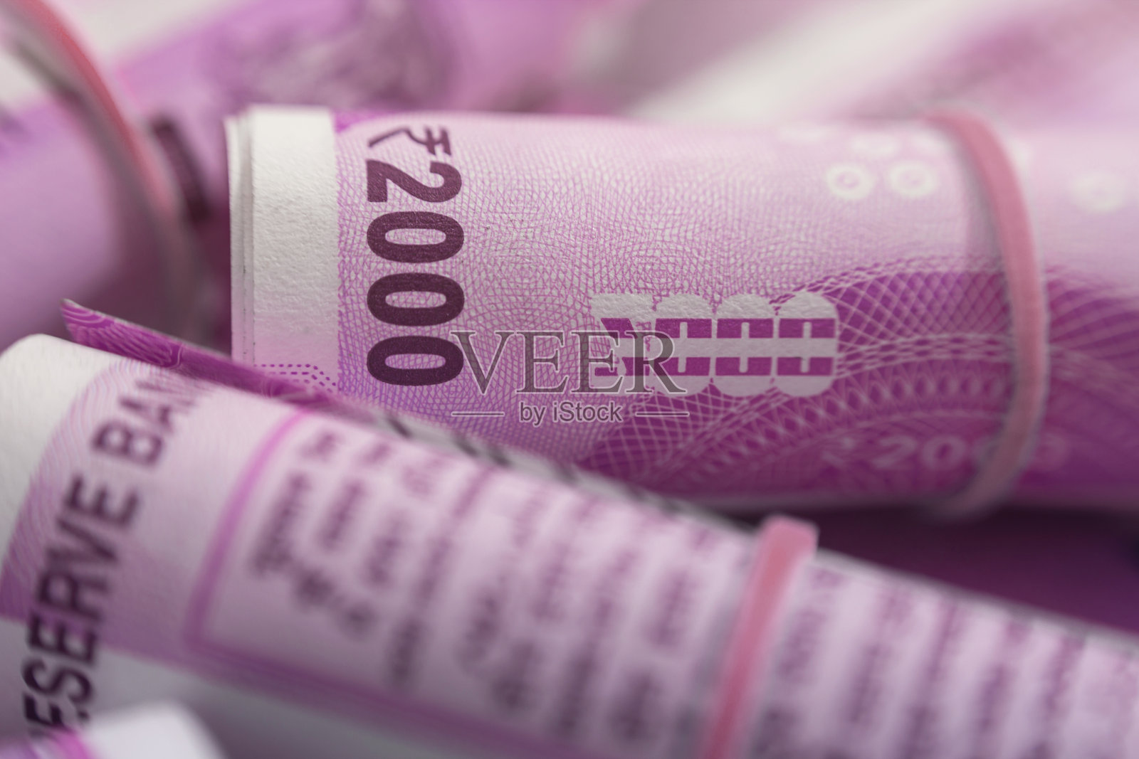 2000卢比，印度2000卢比纸币卷着橡皮筋照片摄影图片