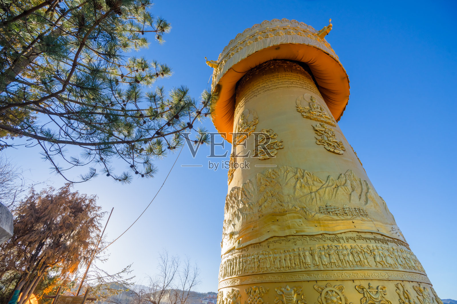 香格里拉中心广场，桂山寺和世界上最大的佛轮，云南省，中国。照片摄影图片