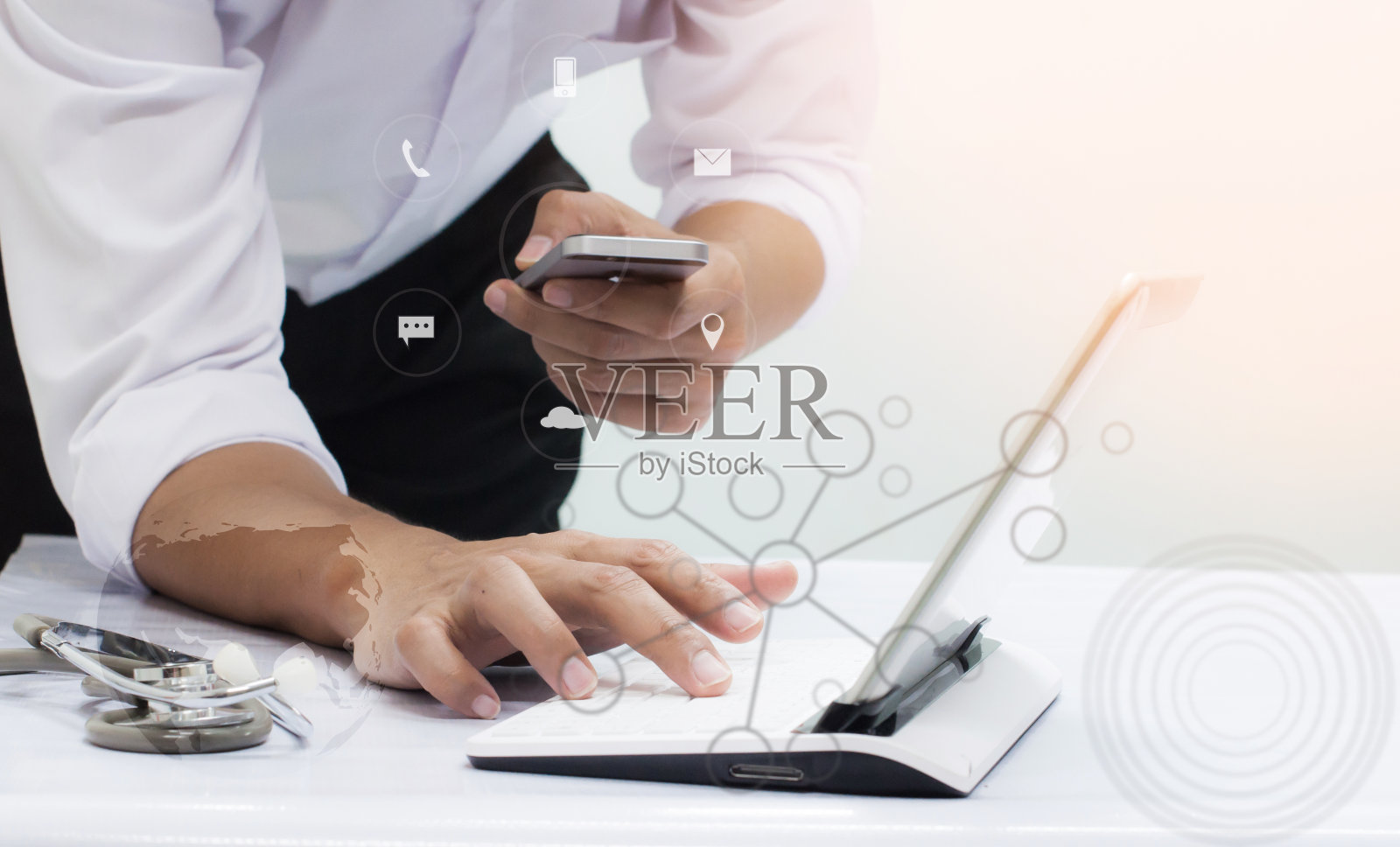 医学医生工作与电脑笔记本和数字平板电脑照片摄影图片