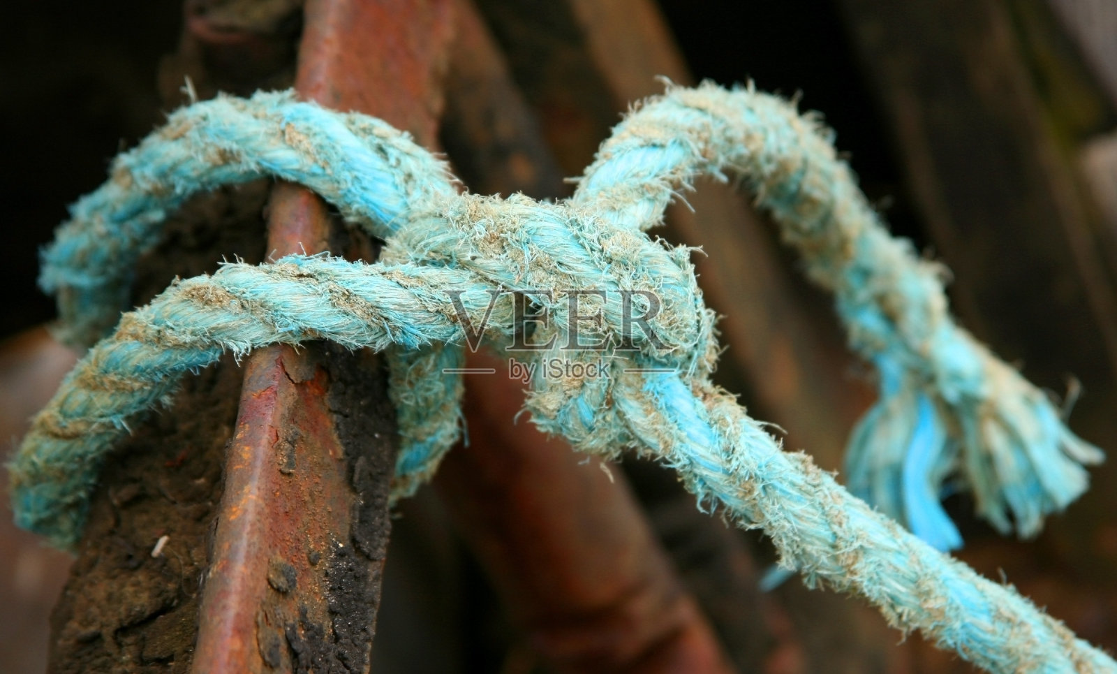 在蓝色绳子上打结照片摄影图片