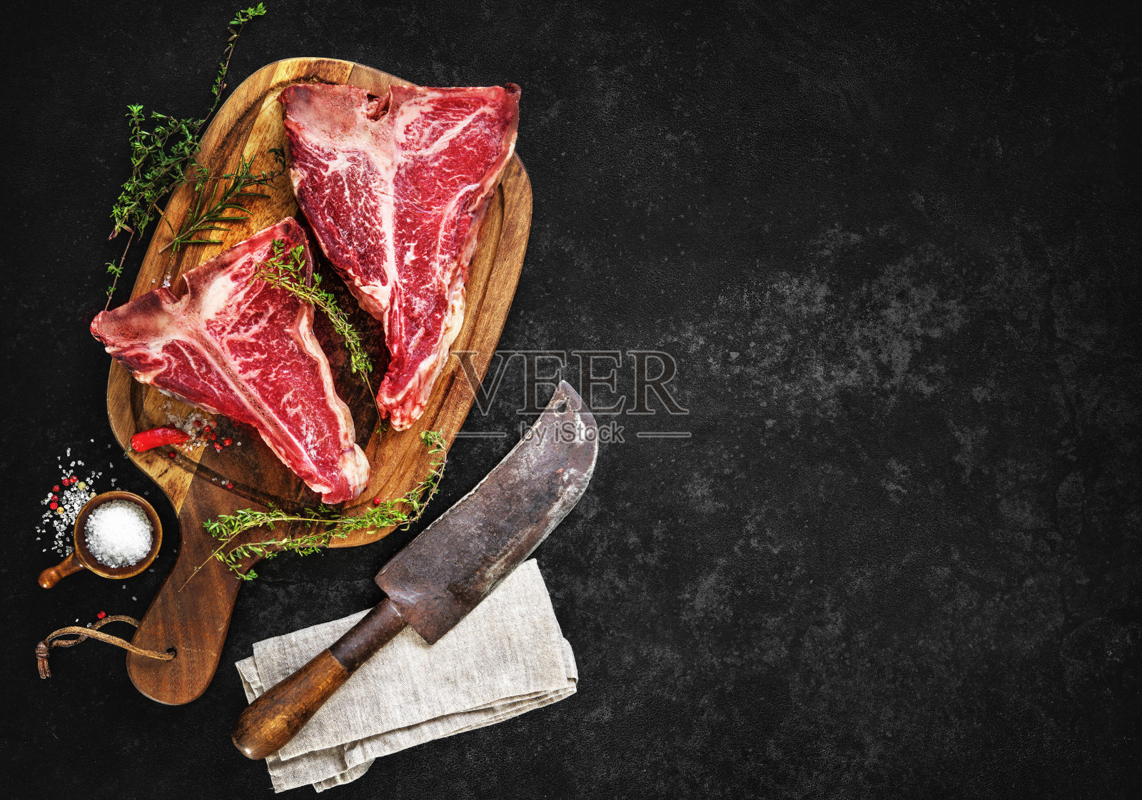 生的、干燥的、熟透的丁字骨烤牛排照片摄影图片