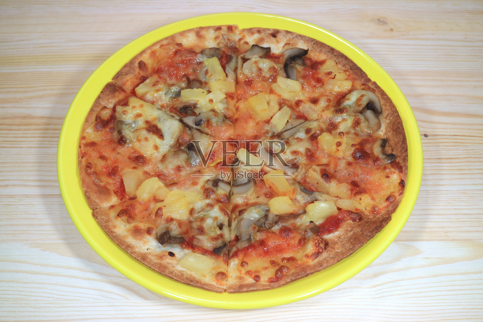 木桌子上的黄色盘子里盛着素食披萨照片摄影图片