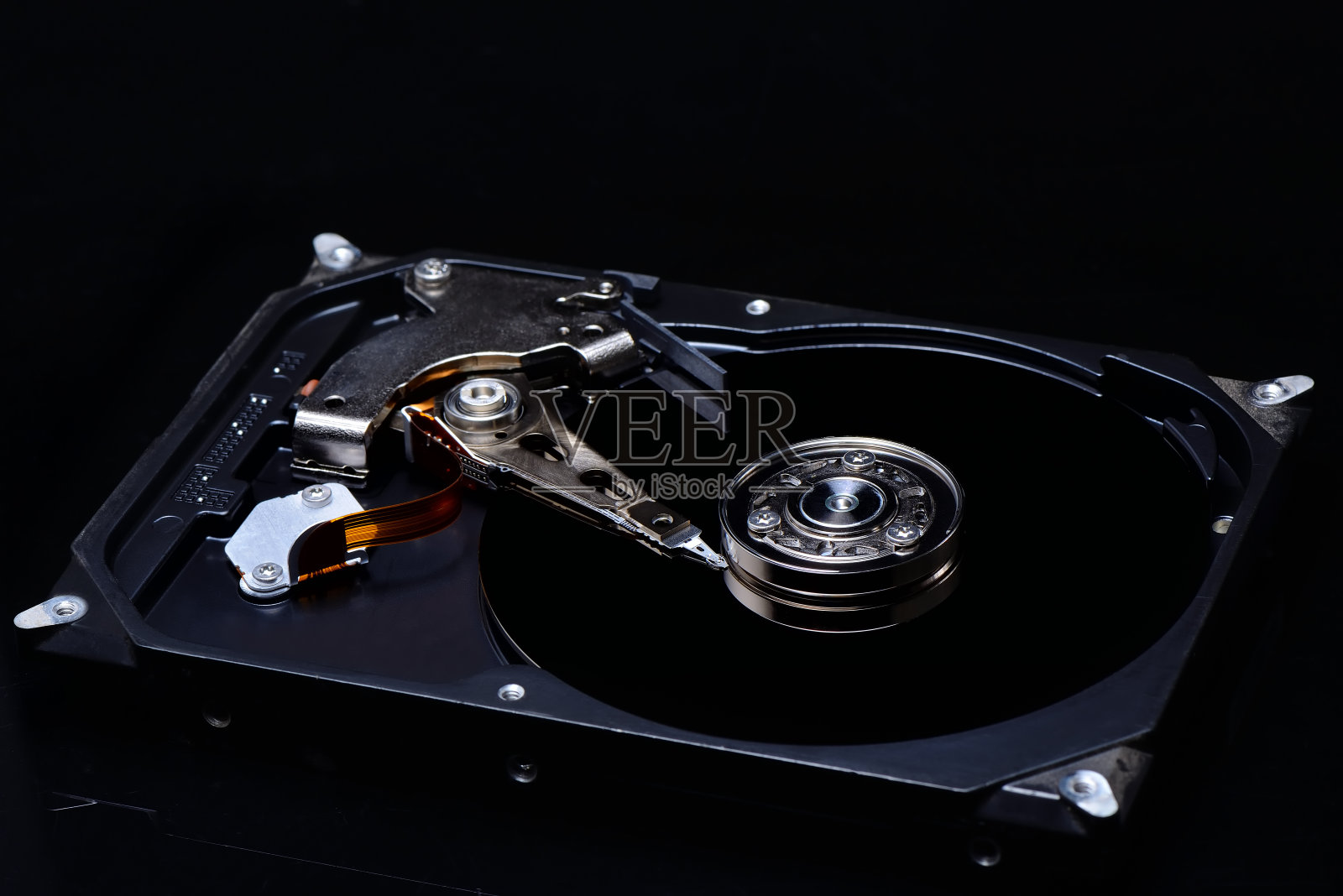 关闭硬盘上的黑色背景和暗色调。照片摄影图片