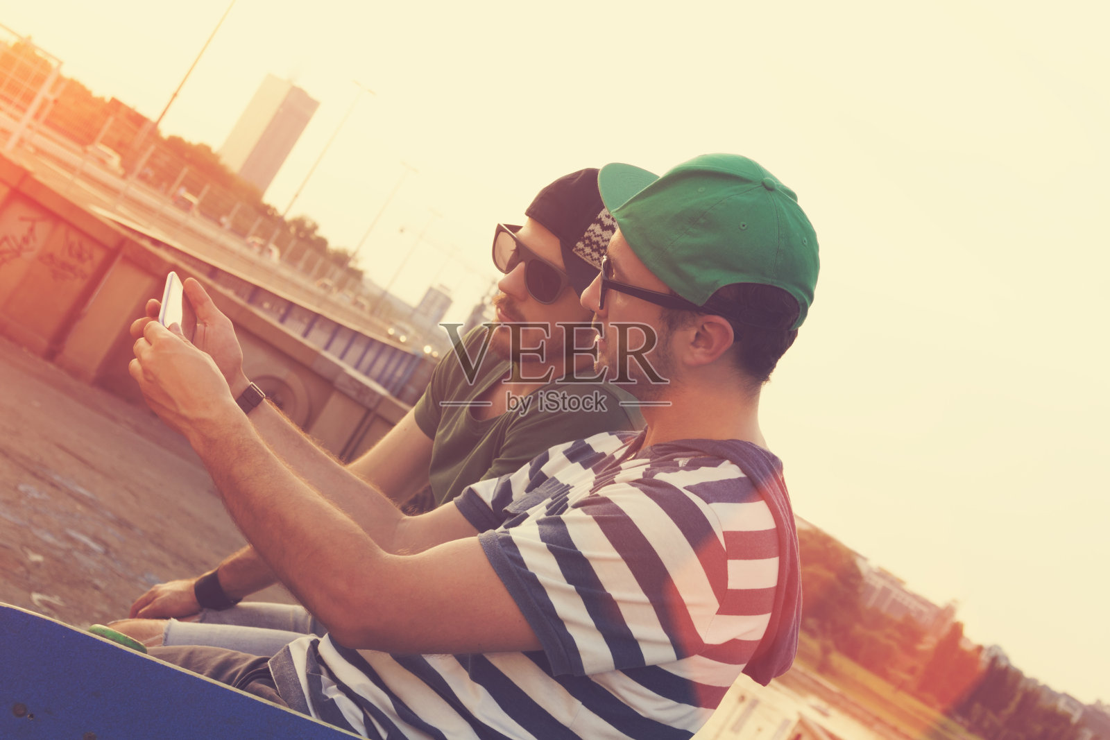 朋友在用智能手机。照片摄影图片