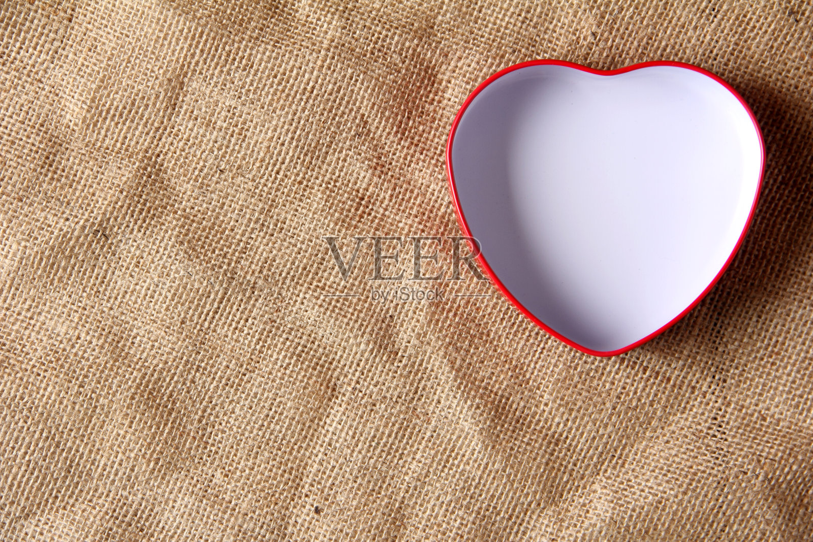 白色的铁盒子心的形式照片摄影图片