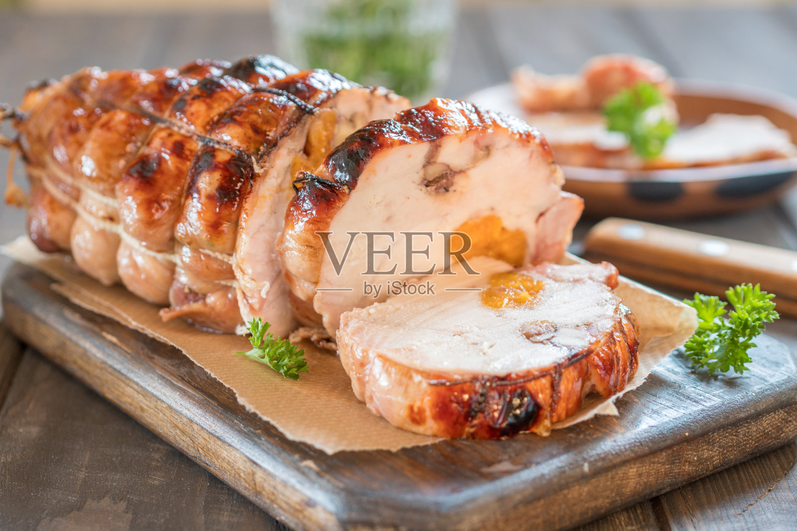 杏仁和坚果鸡肉卷照片摄影图片