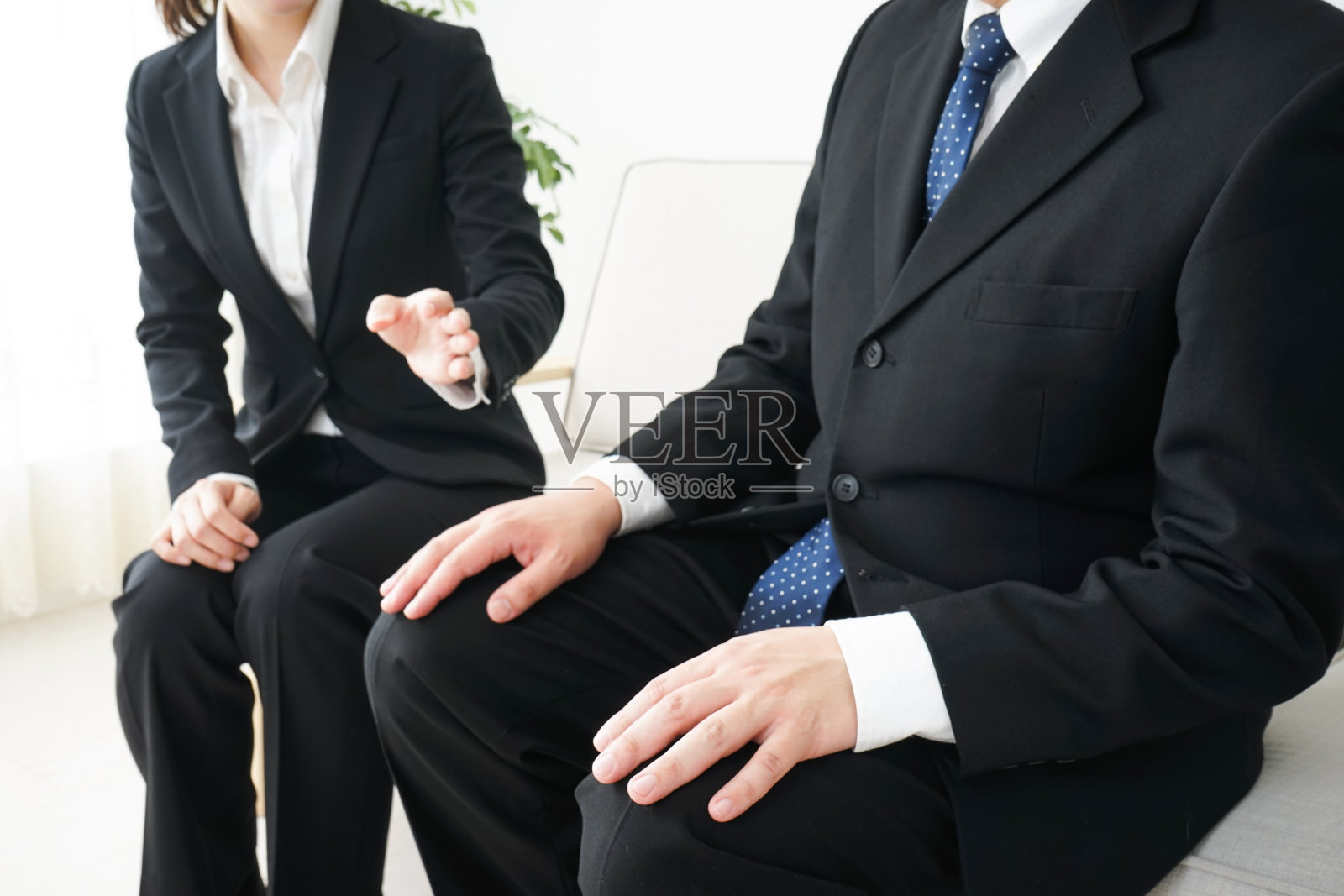 商务人士在办公室开会照片摄影图片