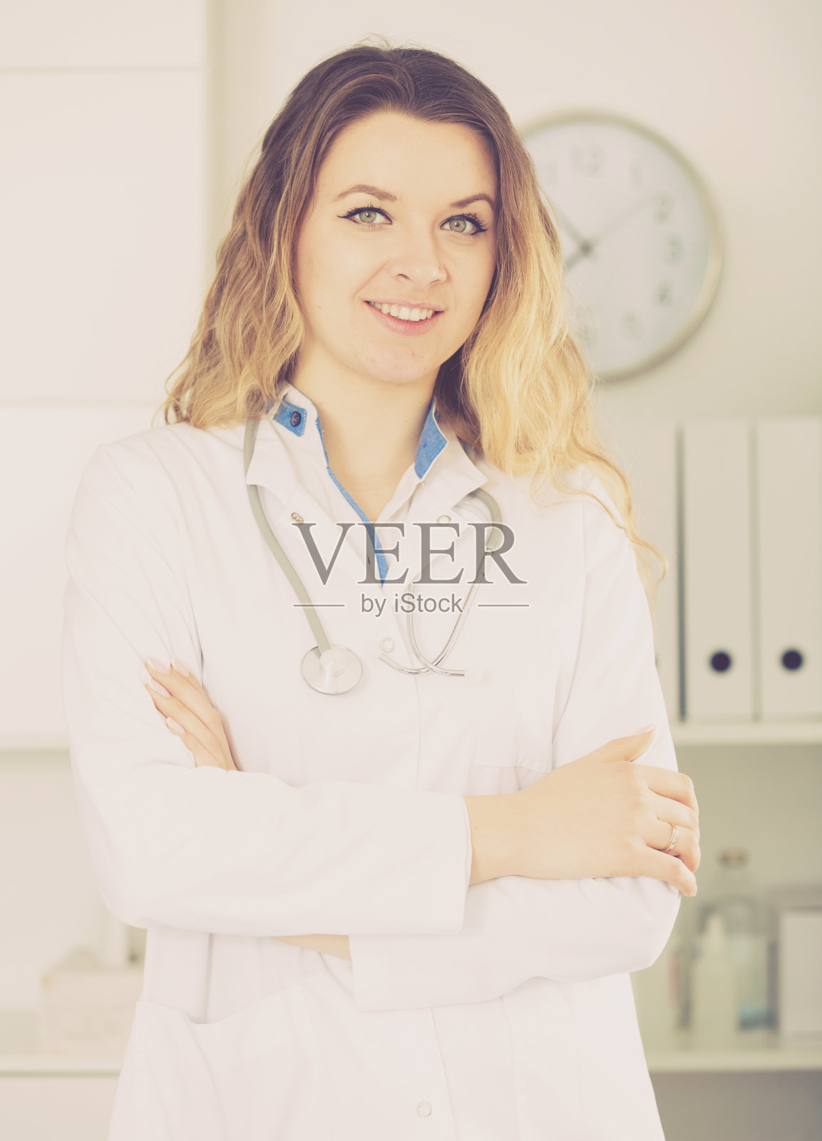 医疗中心的年轻医务工作者照片摄影图片