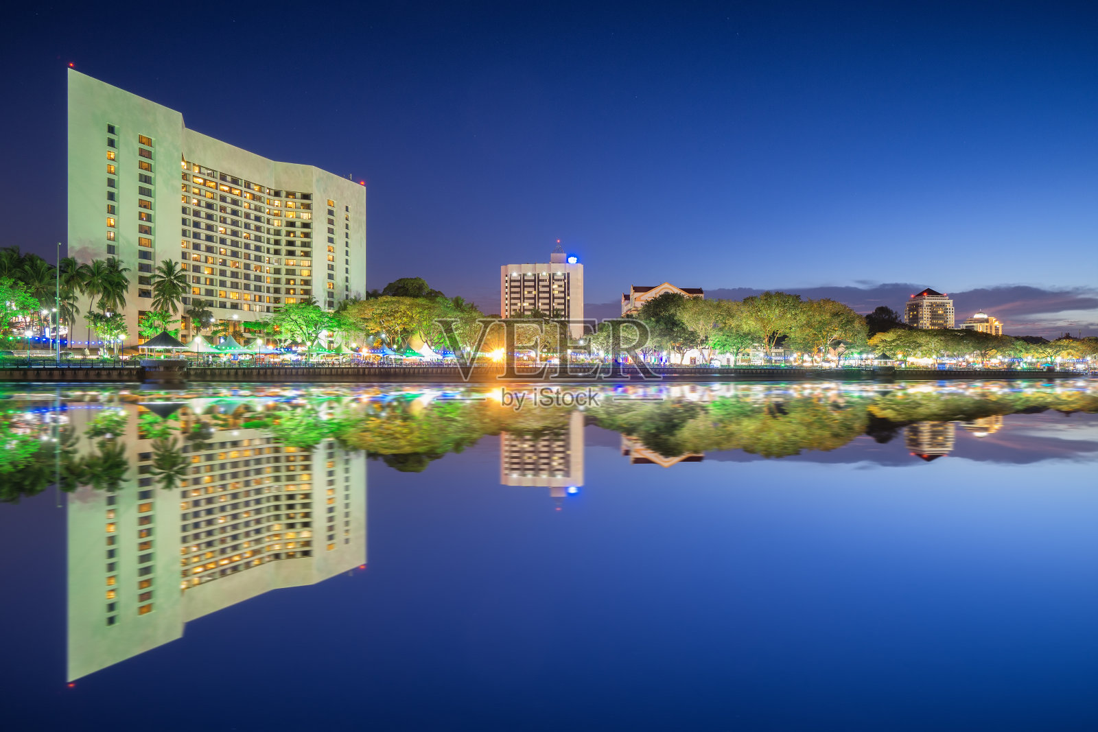 蓝色时光，古晋城市海滨和沙捞越酒店的景色。照片摄影图片