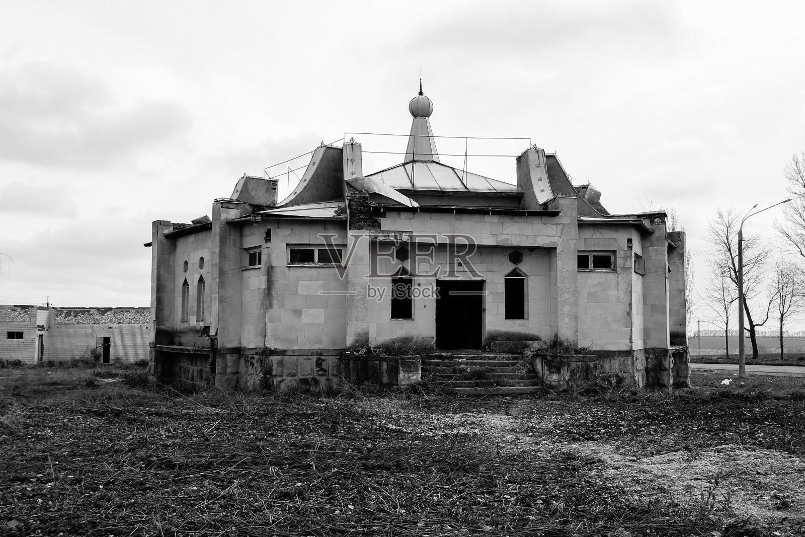 乌克兰废弃的老建筑。黑白色调照片摄影图片