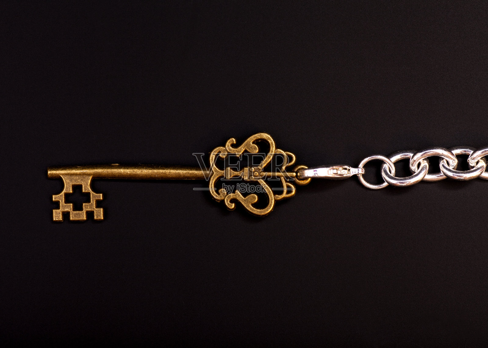 古董钥匙与链在黑色背景照片摄影图片