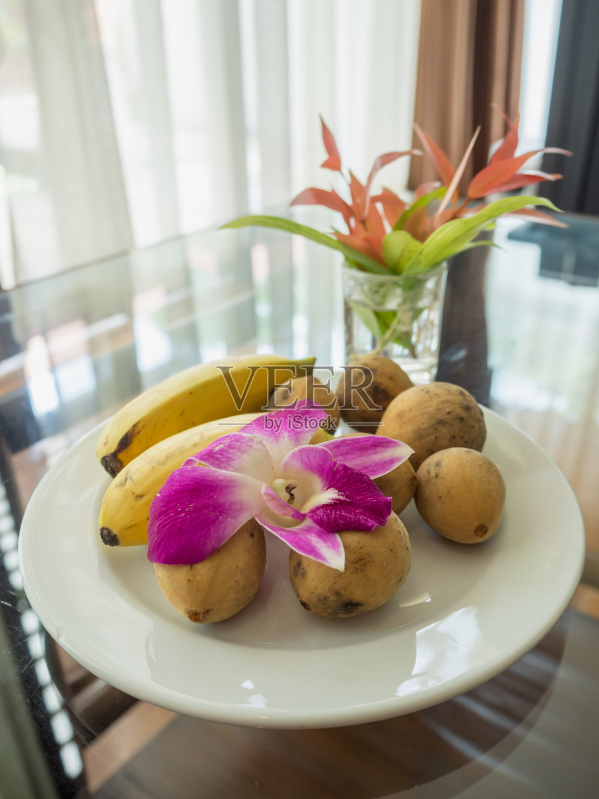 房间玻璃桌上的水果开胃菜是选择性的重点照片摄影图片