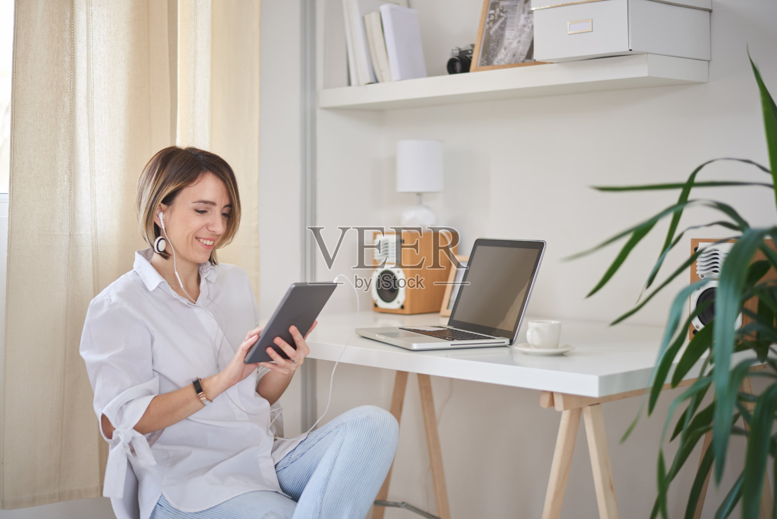 坐在家庭办公室里的白人女人照片摄影图片