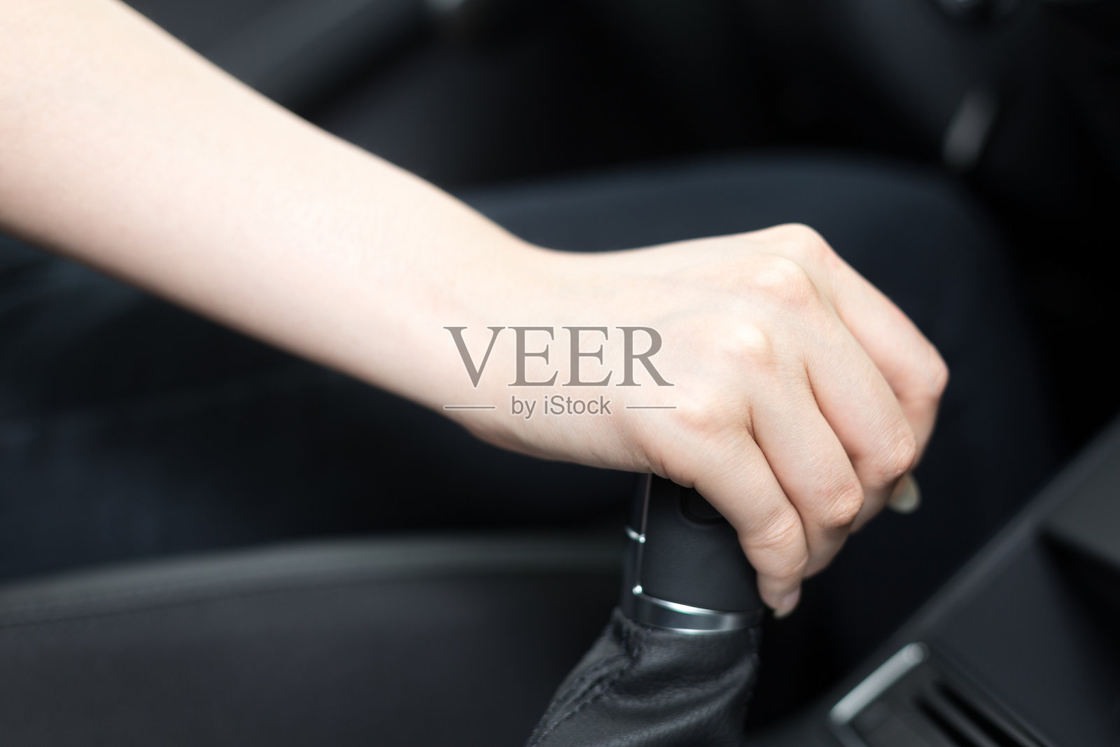 司机保持汽车起落架近距离观察照片摄影图片