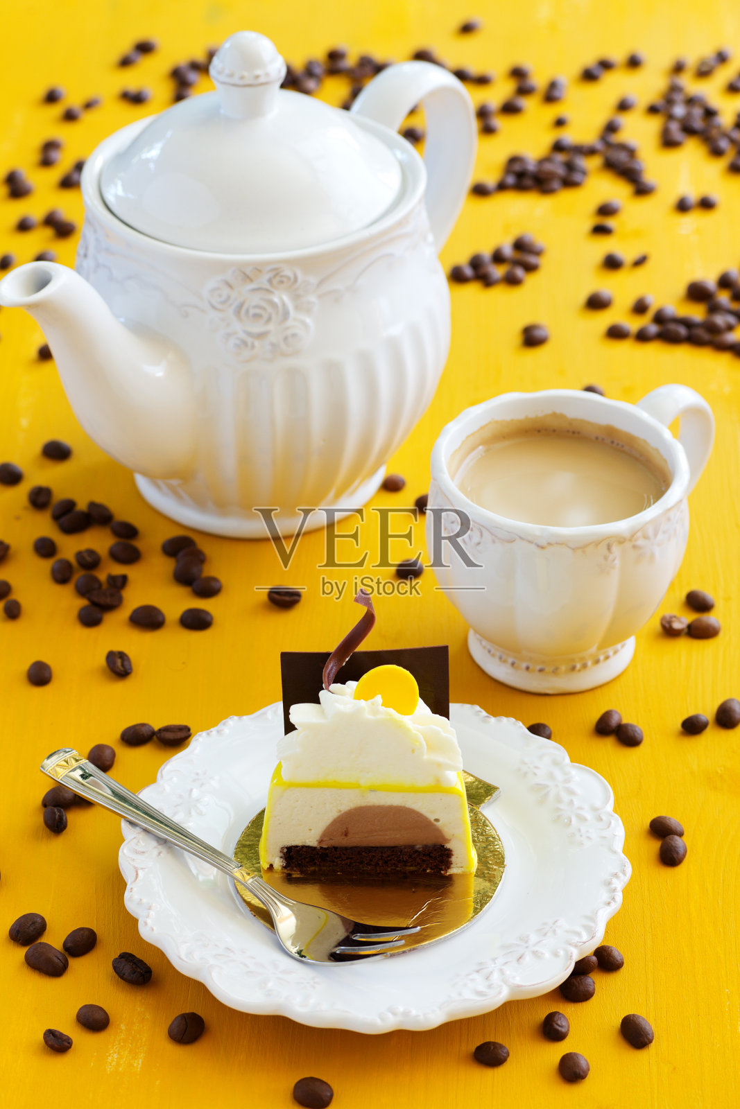 釉上巧克力和咖啡蛋糕。照片摄影图片