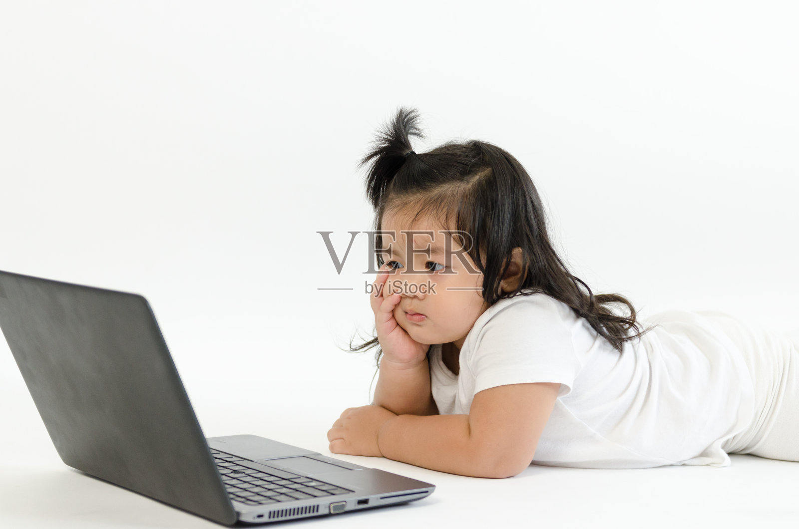 亚洲孩子玩电脑笔记本电脑照片摄影图片